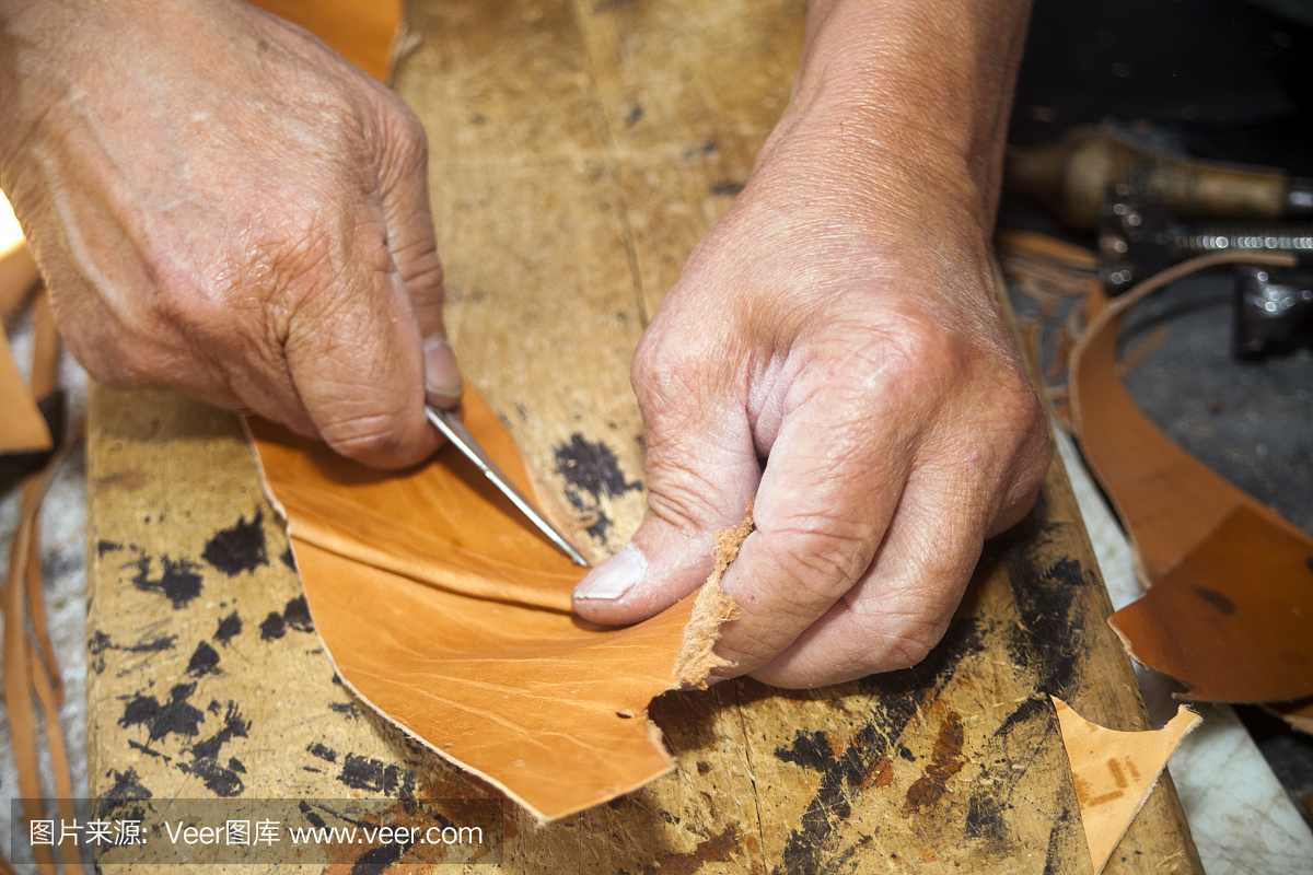 鞋匠的手制造皮靴和皮鞋。